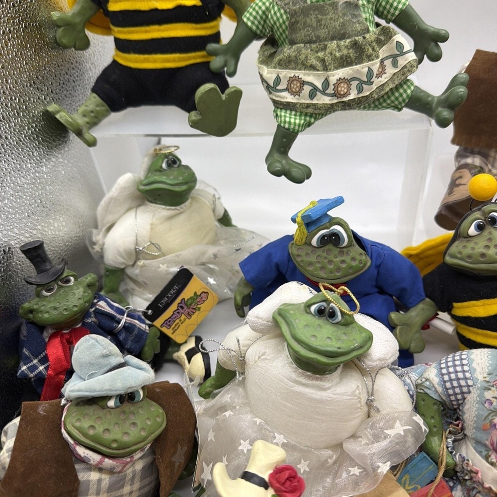 Vintage Russ Berrie Critter Lot Of 28 Resin Frog Plush Shelf Sitters - Picture 3 of 16